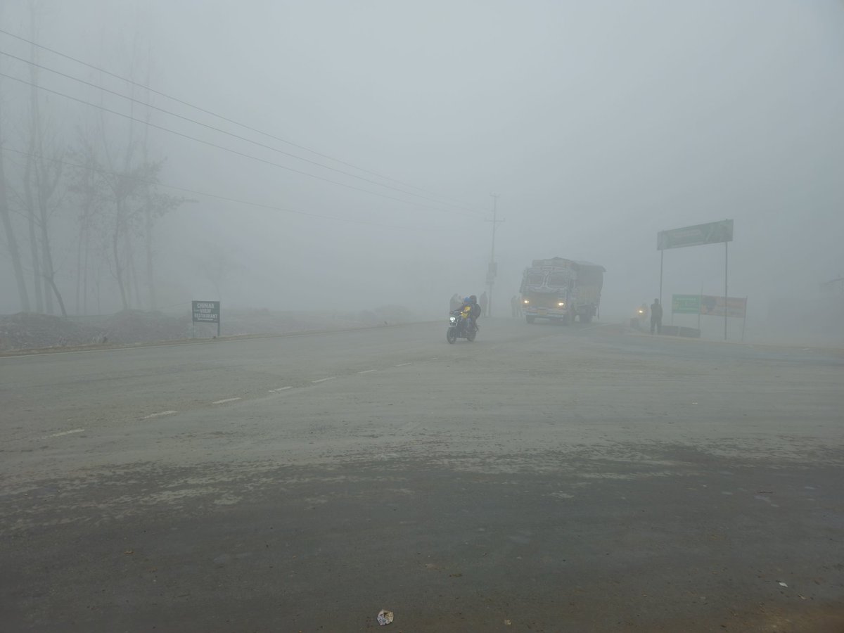 SyedAnwarRazvi1's tweet photo. #trafic #traffic #TrafficRules 
Driving in fog can be tricky and dangerous due to low visibility. Kindly follow traffic advisory , Watch your Speed,Use fog Lights,Stay in Lane, Maintane Distance, Use of horns if necessary ....

STAY SAFE STAY BLESSED.... https://t.co/AWrOtLnVvR