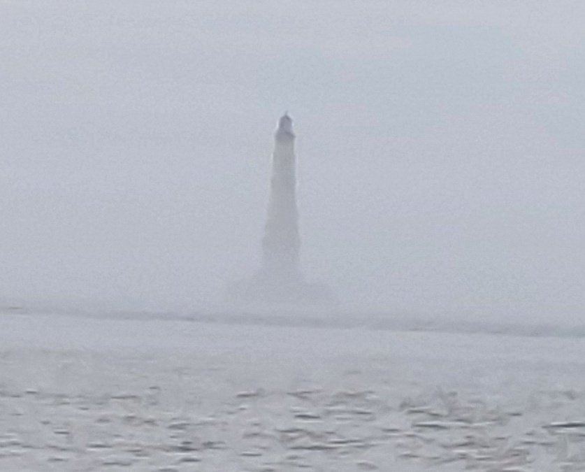 RoffignacDe's tweet photo. [ Dernière relève des #GardiensCordouan 2023 ]
Entre gris clair et gris foncé le "Pointe de grave" nous emmène au
@PCordouan, dans la brume ce matin : Isabelle et Thomas montent, Ludovic et Nicolas descendent.
Bonne fin d'année ! #SMIDDEST 
@Gardien2Phare @PharesDeFrance https://t.co/pMsYgOWZAz