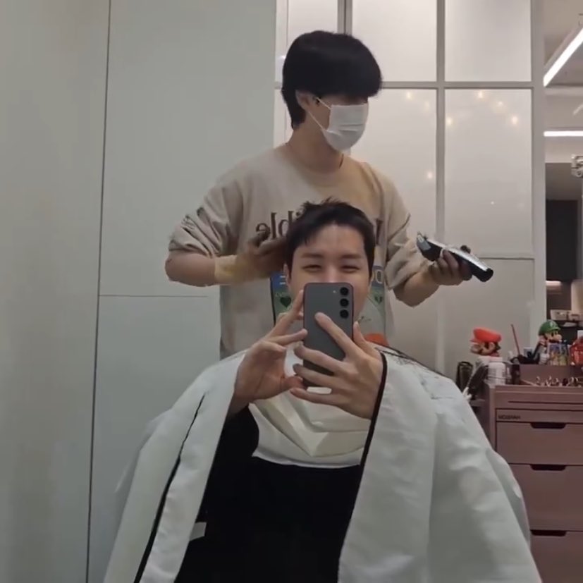 — #JHOPE compartió un video en el que #JIMIN está cortándole el cabello 😭 🐥¿Como te sientes ? 🐿️hmm, ¿como crees que me sentiría ? todo el cabello se esta yendo a mi boca. 🐥 jajajaja ahora dejaré que el estilista se haga cargo. (+)