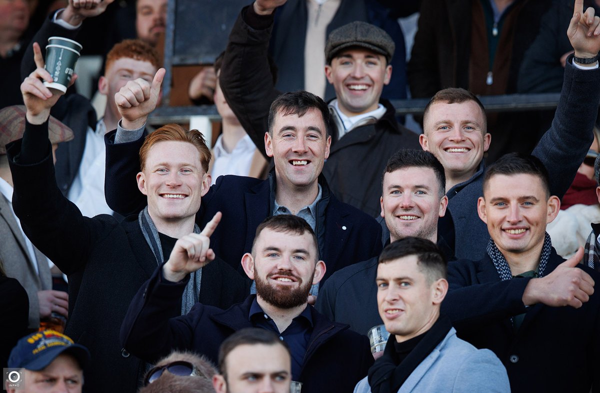 Members of the <a href="/LimerickCLG/">Limerick GAA</a> hurlers enjoying themselves at <a href="/LeopardstownRC/">Leopardstown RC</a> this afternoon on the final day of the Christmas Festival! (📸 <a href="/tommaher85/">Tom Maher</a>)