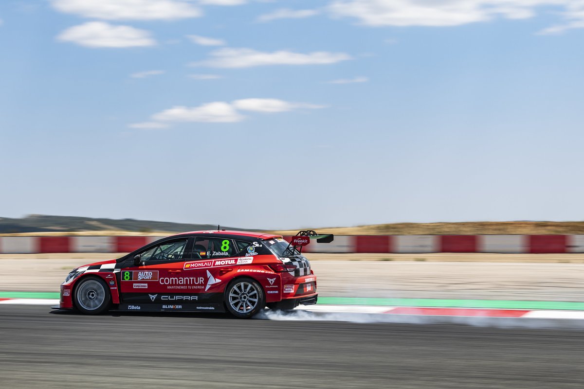 EPIC_RW's tweet photo. En el último vienes del año, ¡nos llevamos tantas imágenes de la temporada! Con algunas, nuestros mejores deseos para la que viene...
#NAPARacingWeekend
#bringiton2024🎉 #RFEDA #F4Spain #Eurocup3 #PSCI #TCRSpain #ClioCupSeries #TheWeekendVibes https://t.co/hbq9csoPbW