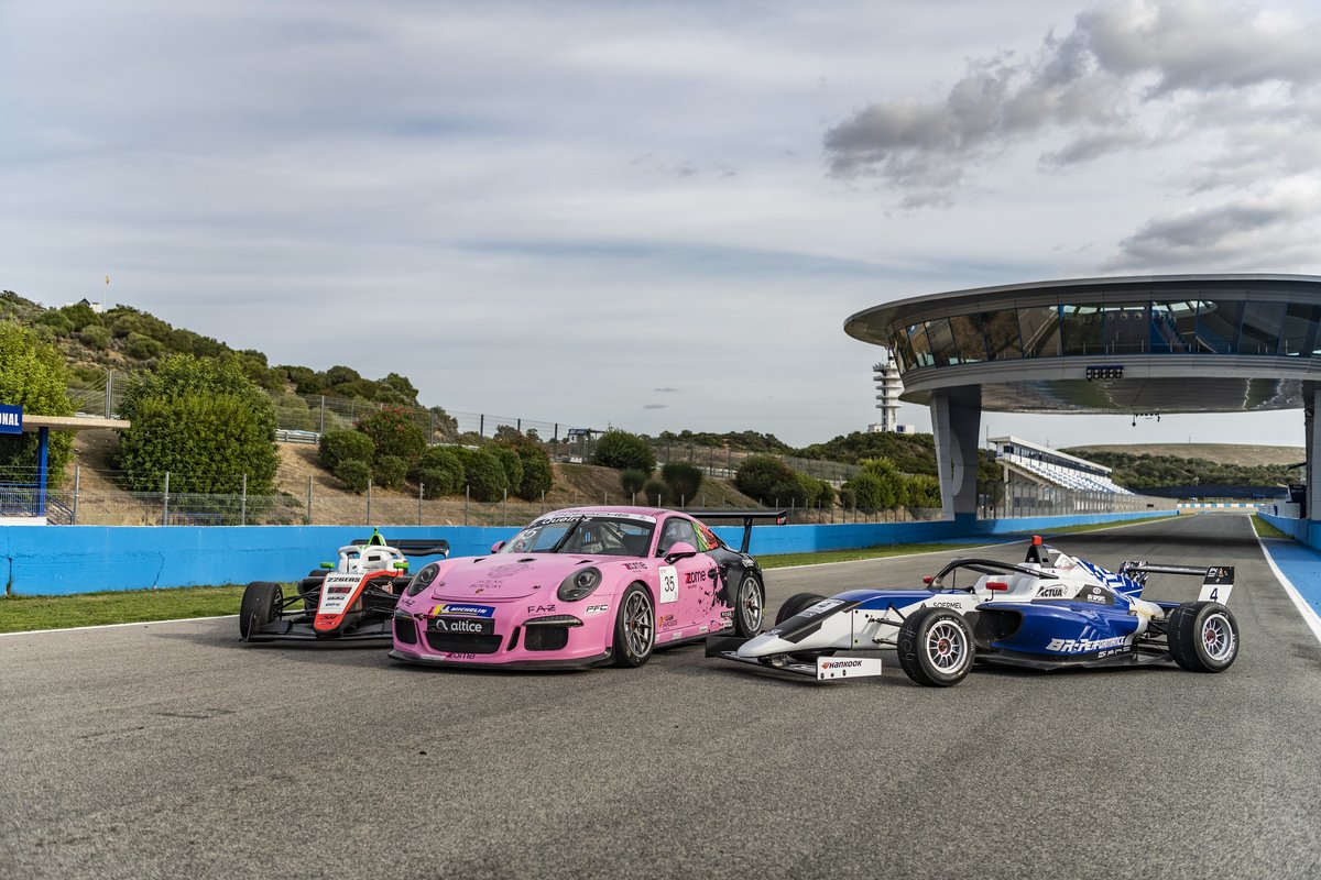 EPIC_RW's tweet photo. En el último vienes del año, ¡nos llevamos tantas imágenes de la temporada! Con algunas, nuestros mejores deseos para la que viene...
#NAPARacingWeekend
#bringiton2024🎉 #RFEDA #F4Spain #Eurocup3 #PSCI #TCRSpain #ClioCupSeries #TheWeekendVibes https://t.co/hbq9csoPbW
