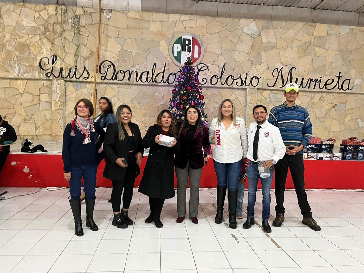 Convivió de fin de año con la fuerza de nuestro partido: SU MILITANCIA 🟢⚪️🔴
Estoy convencida que este año 2024 en unidad y trabajo daremos la batalla para que a San Cristóbal le vaya bien 👊🏻👊🏻👊🏻
¡FELICES FIESTAS A TODO EL PRIISMO!