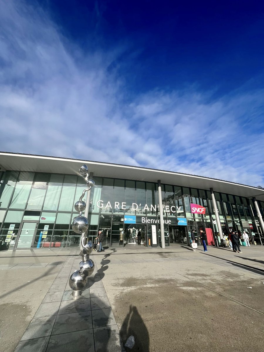 Altibus's tweet image. 📣 Arrivée imminente en gare d'Annecy ! Pour les voyageurs souhaitant se rendre dans les stations de @LaClusaz et @mongrandbo, merci de vous diriger vers la gare routière à la sortie de la gare SNCF. 🎿🩵
🚌 La ligne Annecy - La Clusaz/Le Grand-Bornand circule toute l'année ❄️☀️