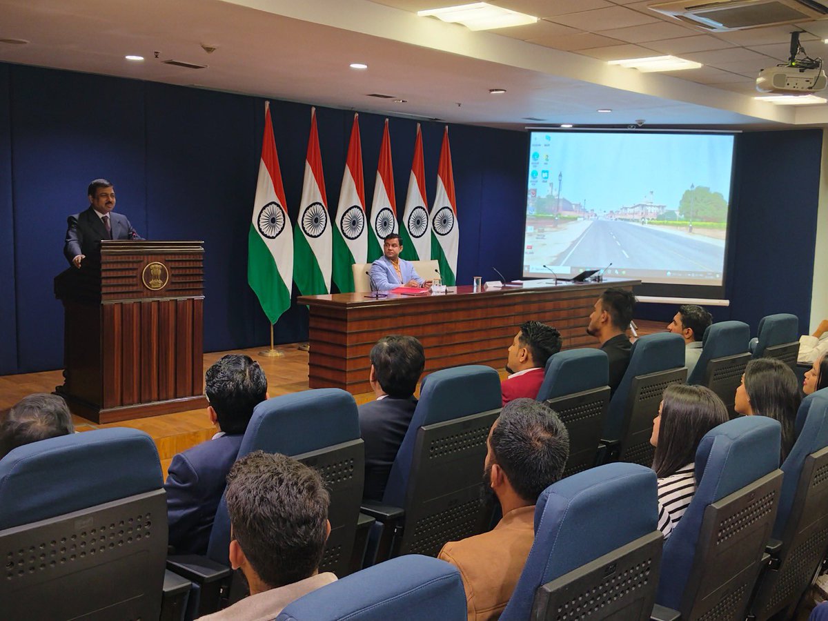 MEAIndia's tweet image. Secy (CPV & OIA) @MukteshPardeshi addressed the Valedictory Session of the 70th #KnowIndiaProgramme in New Delhi today.
34 Indian diaspora youth from 9 countries participated in the 70th edition of KIP.