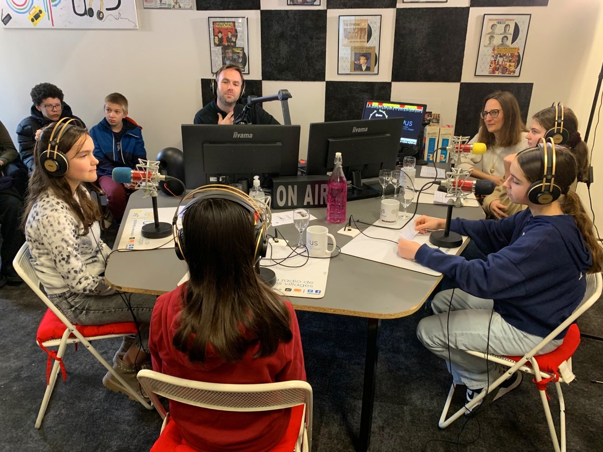 Vincent__Thomas's tweet photo. 🎬🎙️ Analyses, projections et podcasts : le dispositif #CollègeAuCinéma inspire Charny-Orée-de-Puisaye 
➡️ https://t.co/q3uvSL24n0 
#Yonne #PuisayeForterre #Charny #éducation #cinéma #podcast #ChickenRun #JohnCarpenter #MichelGondry #radio @lyonne_fr 
@opusradio89 @Departement89 https://t.co/PjE7I1aauZ