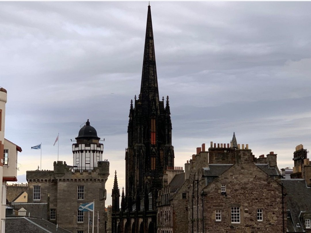 Per la faccenda dei viaggi dico Edimburgo, città gotica per eccellenza