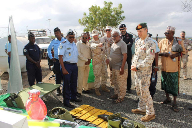 #Gibuti
I militari della Base Militare Italiana🇮🇹 di Supporto (BMIS) hanno consegnato ai gendarmi gibutiani attrezzature per un nuovo check point per il controllo dell’arteria stradale di collegamento con la #Somalia​

➡️bit.ly/Gibuti_attrezz…

#ForzeArmate🇮🇹 #UnaForzaperilPaese