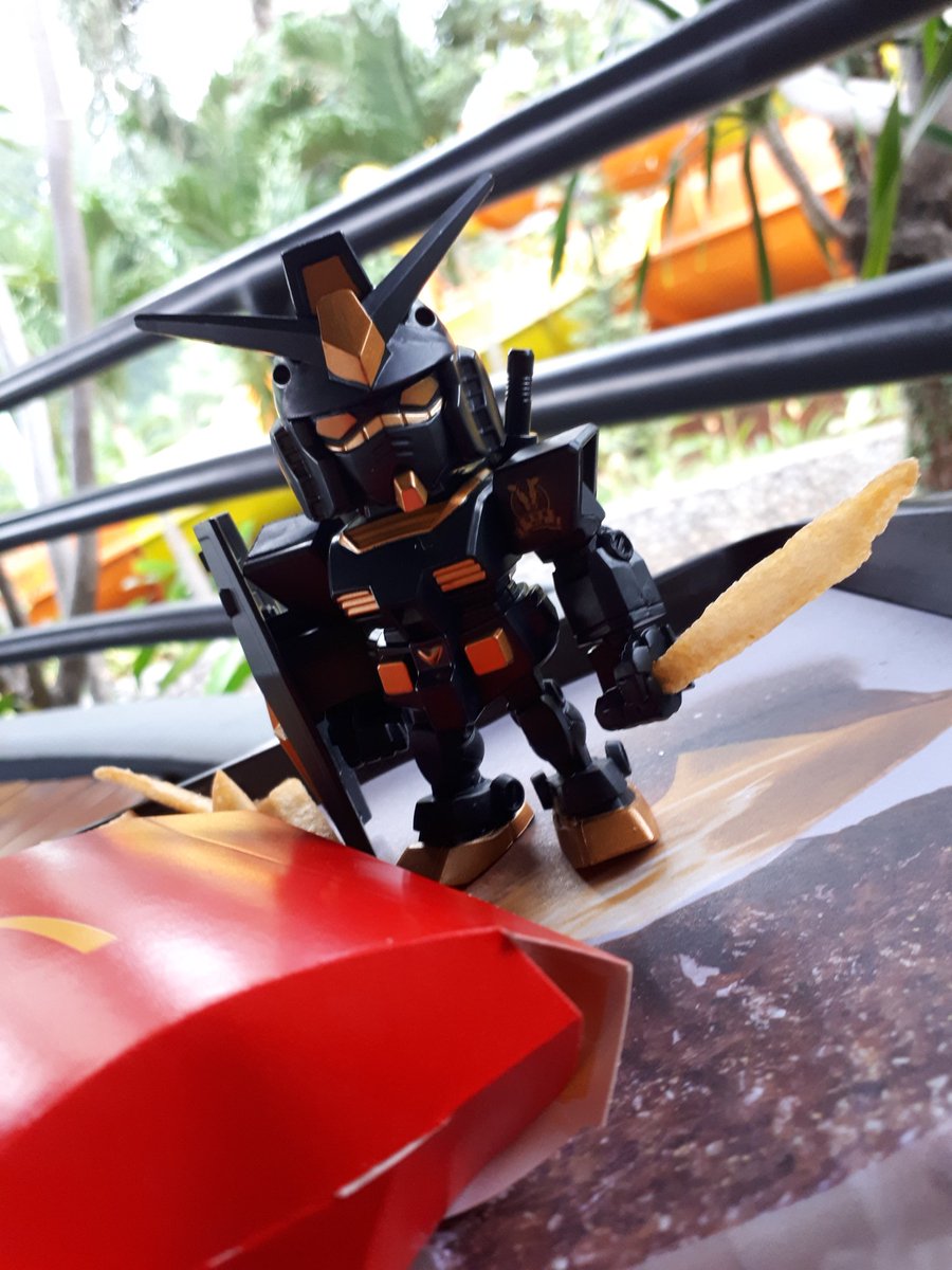 no weapon provided? no problemo.. #McDonalds #fries sure versatile enough for anything, lol! #toyphotography #toyphoto #gundam #rx78 #angus #prizeitem #collaboration #toyscollector #toyscollection #nuo2x2 #nuo2x2toys #Mecha #sdgundam #argusgundam #argus #collabs