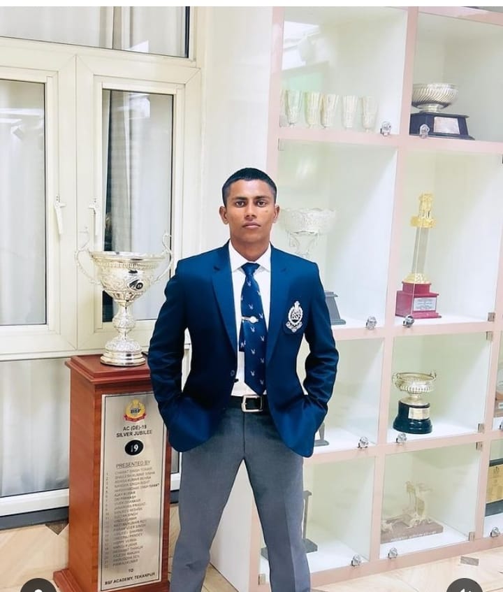 ये हे अरुण सिकरवार मुरैना के केथरी गांव से , जो पटवारी में चयनित है अब ये UPSC CAPF एग्जाम में भी झंडे गाड़ कर एक राजपत्रित अधिकारी बन गए हे । लोग आरोप तो लगा देते हे की 15 लाख दिए पर उनकी मेहनत को नही आंक पाते । ये उन्ही लोगो के मुंह पर तमाचा हे।