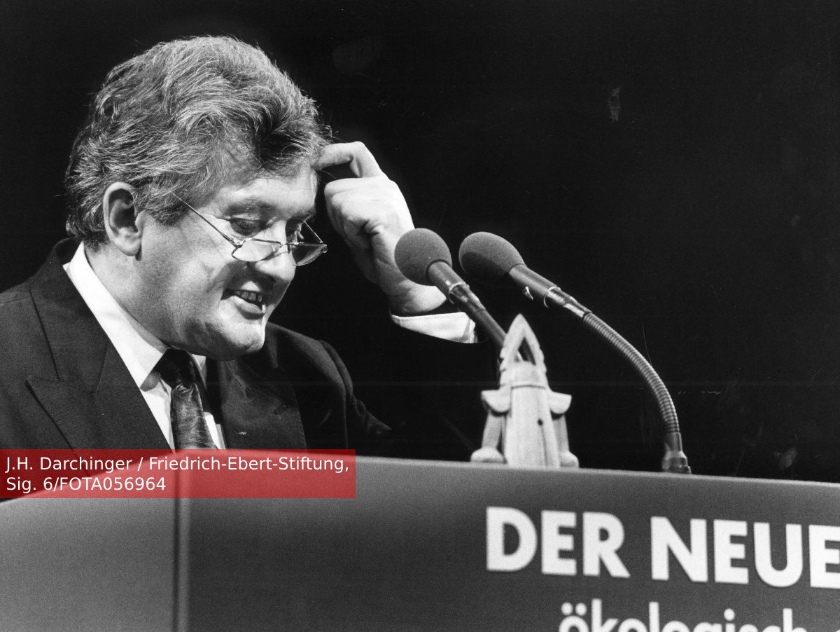 #AndiesemTag 2003, heute vor 20 Jahren, stirbt Tino Schwierzina in #Berlin. Er gründete 1989 die Sozialdemokratische Partei in der DDR mit und war von Mai 1990 bis Januar 1991 der letzte Oberbürgermeister Ost-Berlins.
