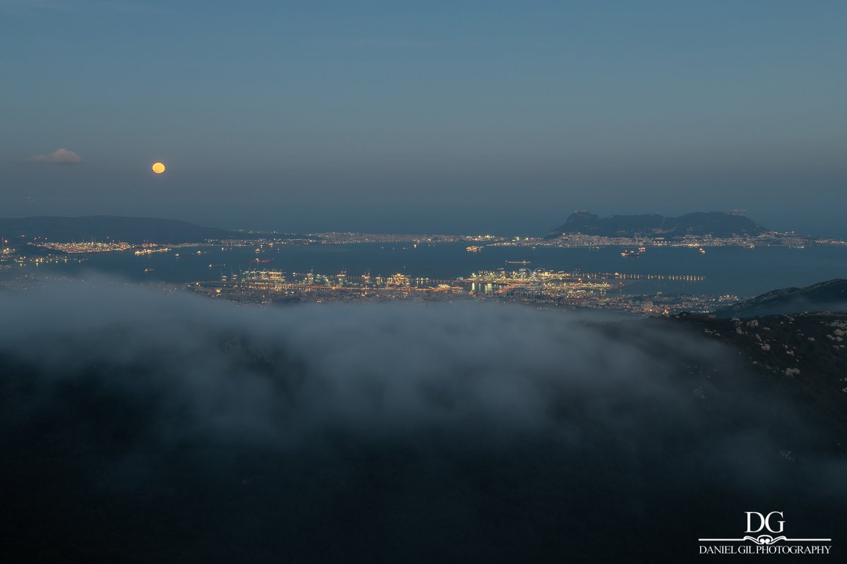 La última luna llena del 2023 aparece sobre la Bahia de Algeciras desde el punto más alto del Campo de Gibraltar.