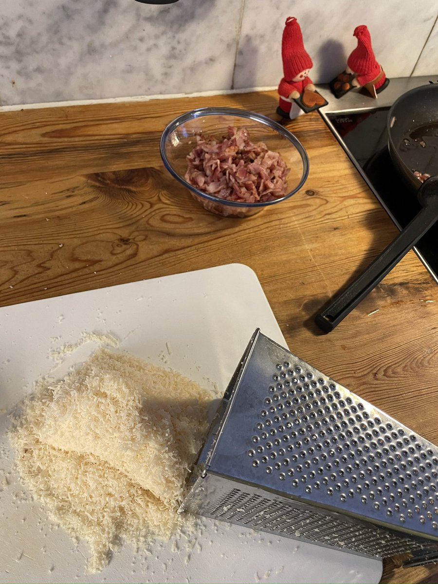 d_wester's tweet photo. Julfriden är delvis upphävd men fred har slutits. Jag gör carbonara till lunch. Grädden står i kylskåpet. https://t.co/ZDwvD4qbCK
