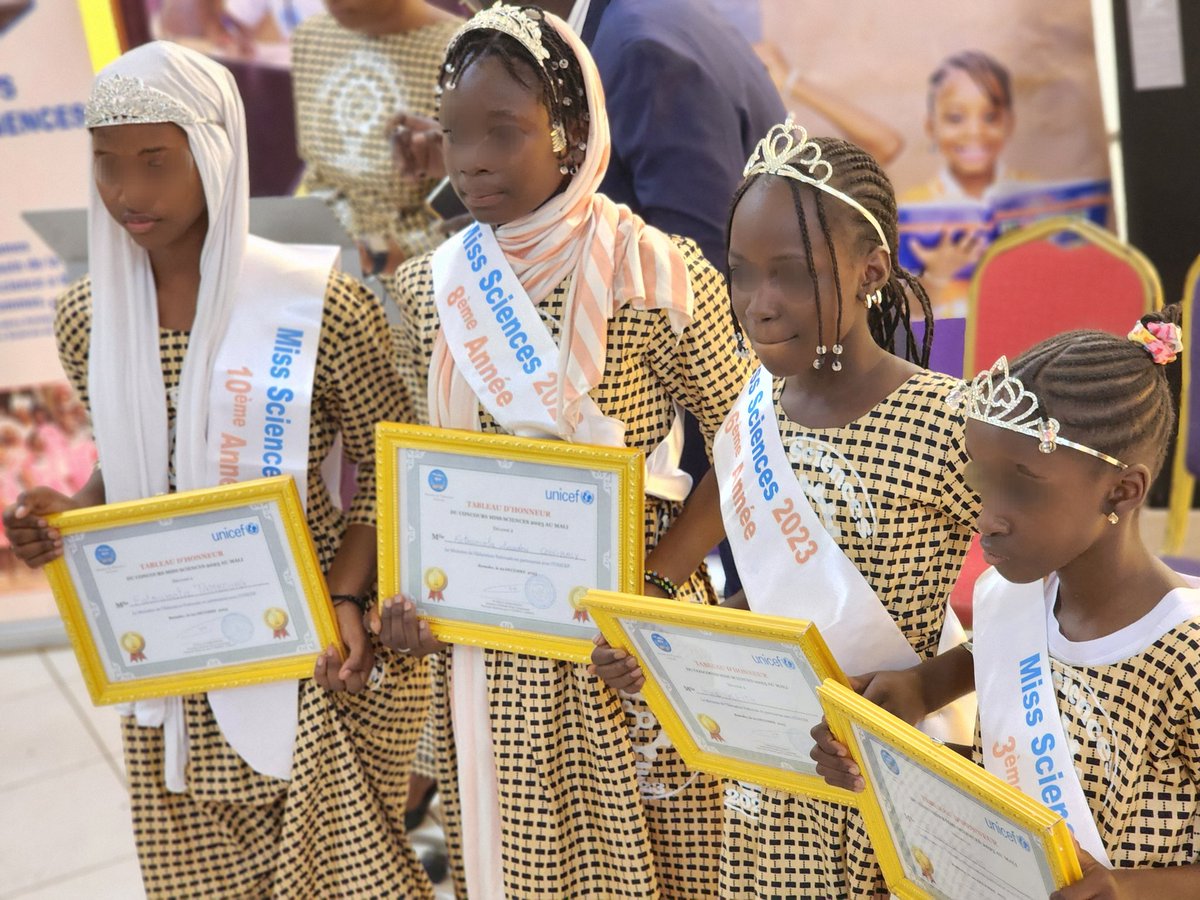 coumbabahtraore's tweet photo. Elles sont désormais couronnées #MissScience #Mali #Fatoumata_Sacko rive gauche #Bamako 9,83/10 #AwaKeita #Ségou 9,38/10 #Fatoumata_Amadou_Coulibaly #Segou 16,67/20 #Fatoumata_Tamboura  #Rive_Droite #Bamako avec 18,92/20 respectivement des classes de 3e/6e/8e et 10ème 💪🏾👏🏽👌🏽1/2 https://t.co/epQ1BK8v3n