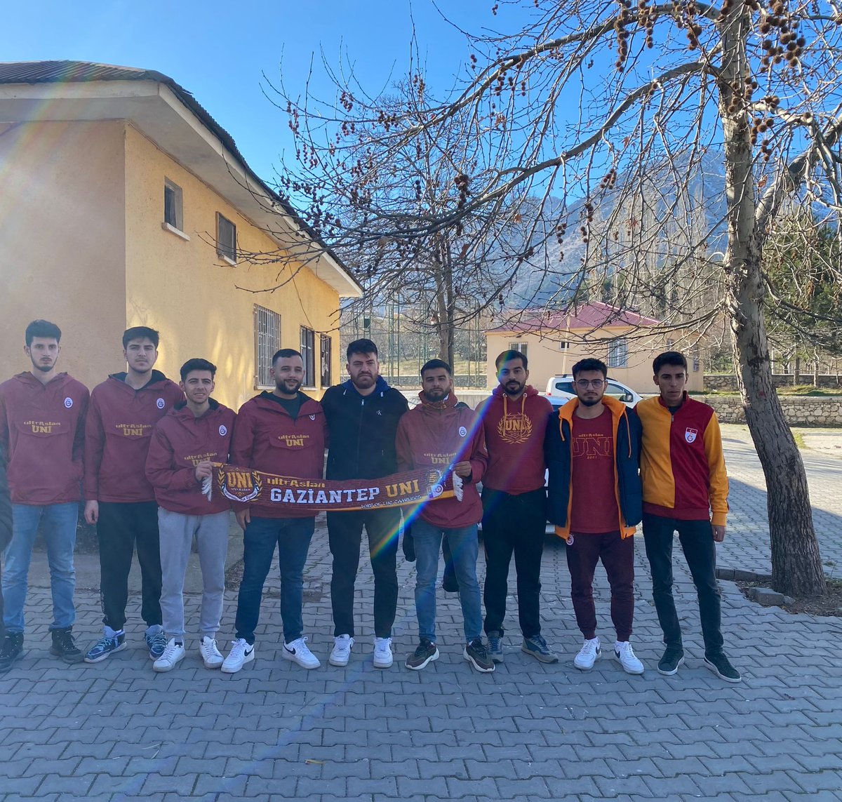 BİRLİKTEYİZ, GÜÇLÜYÜZ!

#uAUNIKalplerilsıtıyor projemiz kapsamında Kahramanmaraş'tayız. Kardeşlerimizin yüzlerinde bir nebze olsun gülümseme oluşturabilmek için her zaman yanlarındayız.

#ultrAslanUNI
#uAUNIGaziantep