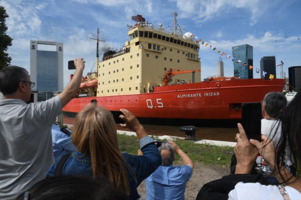 Noti_Puertos's tweet photo. 🚢Partió el rompehielos Almirante Irizar para la campaña antártica. https://t.co/as0nca9Lwb
