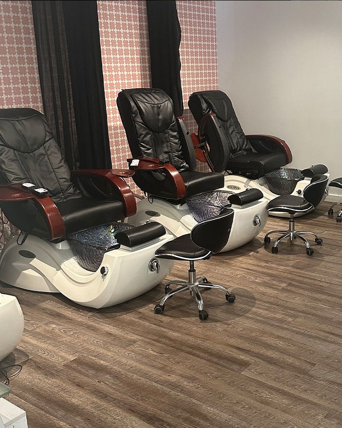 Need some pampering? Treat yourself to a relaxing pedi at @gouldsalons!