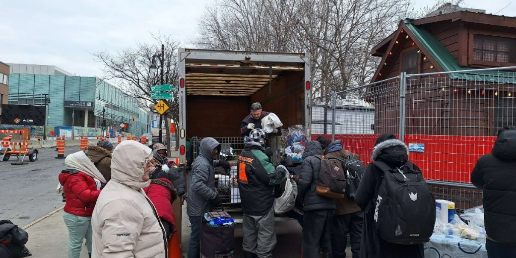 Voici André, un conducteur de Montréal qui fait une différence. Depuis cinq ans, il récupère des vêtements chauds pour les sans-abri. Cette année, nous avons étendu l’initiative aux dépôts de Montréal pour recevoir les dons. Merci, André et les participants. #HéroDuQuotidien