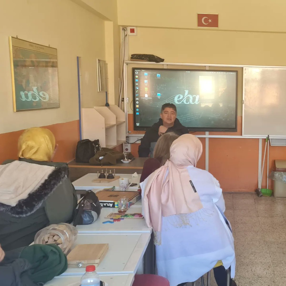 etwinningkrmn's tweet photo. eTwinning ve Erasmus+ bilgilendirme faaliyetleri kapsamında bugün Dr. Sadık Ahmet ve Kale İlkokulu'ndaki öğretmenlerle bir araya geldik. Proje yazma, portala kaydolma ile ilgili fikir alışverişinde bulunduk
@turkiyetwinning 
@memkaraman
@CaliskanMhm
@ismail_kilinc
@karamanarge https://t.co/krUEOiITdS