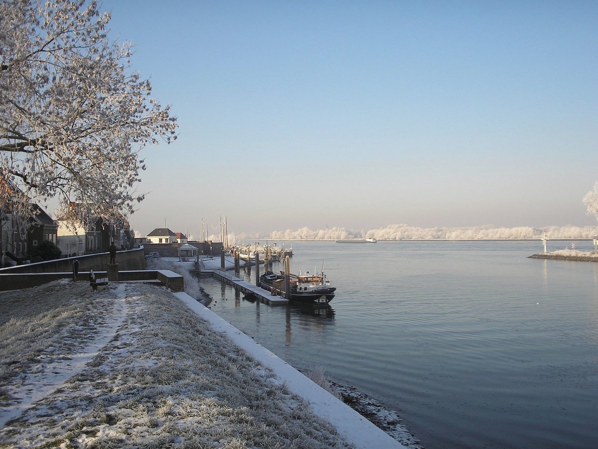 Fijne jaarwisseling! En tot volgend jaar in de Biesboschlinie! 🎉 🌲

Wist je dat Coöperatieve Visscherijvereniging De Hoop in Woudrichem op 31 december ook een smakelijk visje bakt voor jou? 🐟 🥂

Meer informatie: bit.ly/41HJRDG

#Biesboschlinie #oudejaarsdag