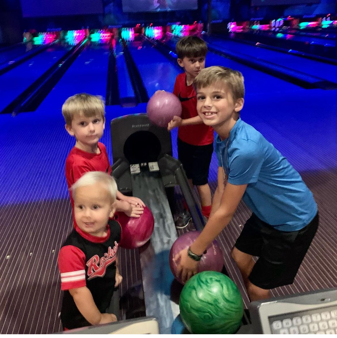itzfamily's tweet image. Early birds get the bowling lane for just $10 per hour from 11am - 2pm every day during the holidays and weekends year round! (Shoes not included)
#bowlingfun #itzfun