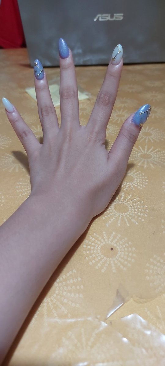st4rkimm's tweet photo. My nails look so pretty🤩🤩 https://t.co/RwzYZbHrGW