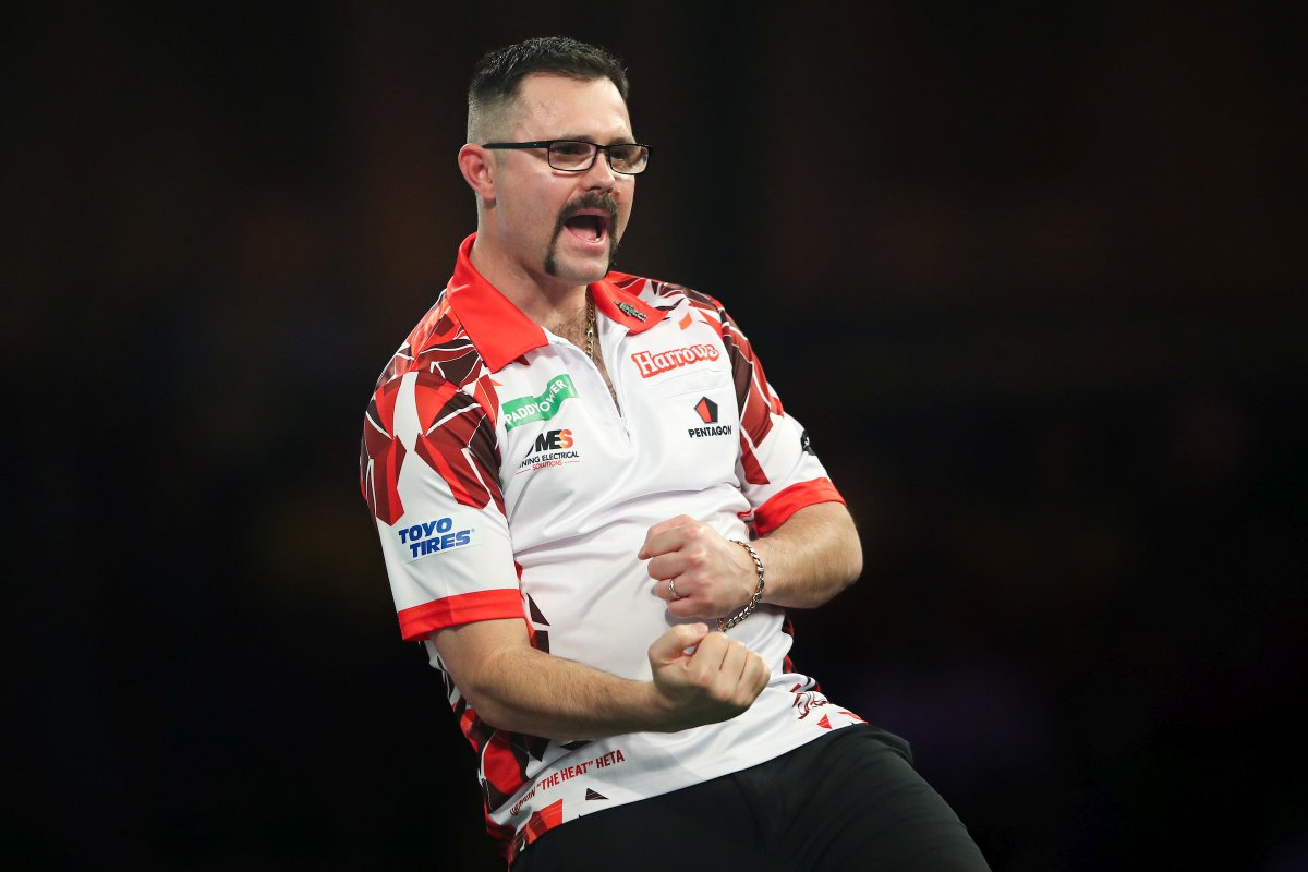 dartn_de's tweet photo. Damon Heta 🇦🇺 4-3 Berry van Peer 🇳🇱 (0:3, 2:3, 3:0, 3:2, 3:1, 1:3, 3:1)
🎯Average: 96,06 - 88,29
1⃣8⃣0⃣: 13 - 11
🏆Doppel: 35% - 38%
Nach schwachem Start und zwischendurch 7 pefekten steht #DamonHeta nach einem 4:3 über #BerryvanPeer im Achtelfinale der #DartsWM. #darts https://t.co/WZvbt0Sopi