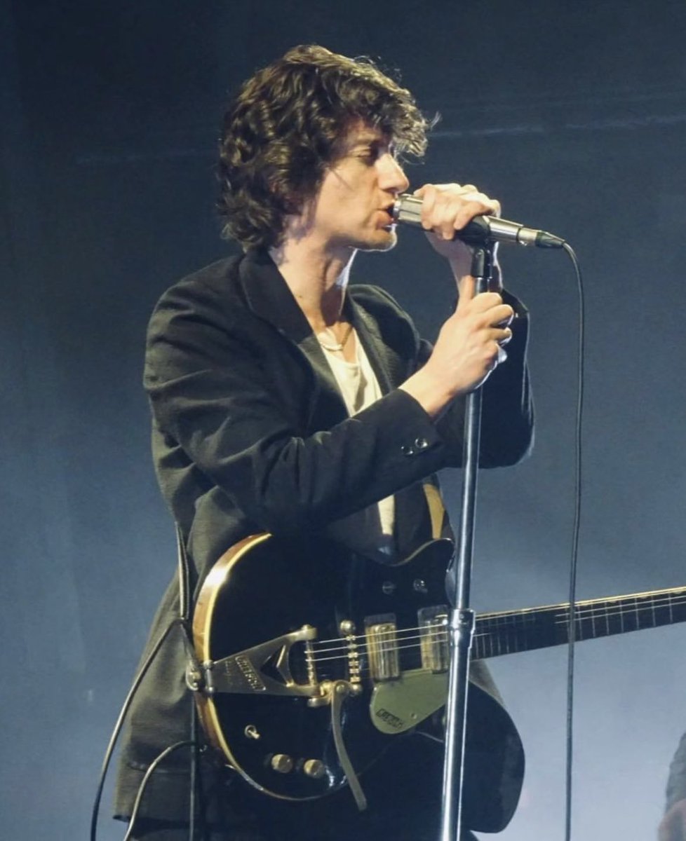 loungesingersam's tweet photo. his hair is so floofy i’m gonna throw up 🥺 https://t.co/rXACxHCeMM