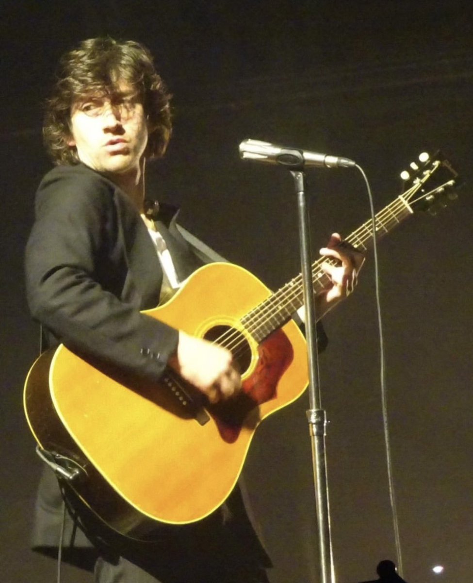 loungesingersam's tweet photo. his hair is so floofy i’m gonna throw up 🥺 https://t.co/rXACxHCeMM