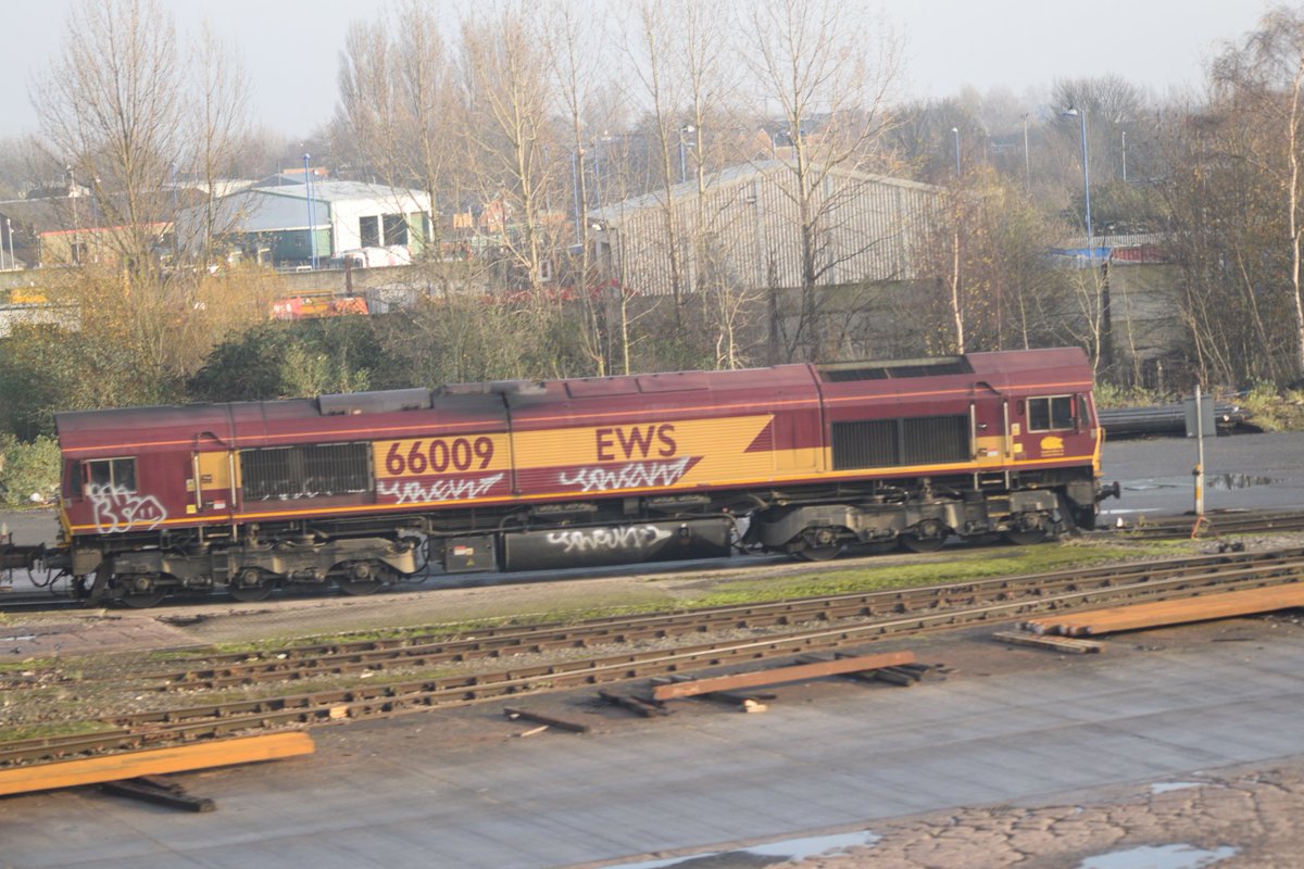 DanSpotter86's tweet photo. THROWBACK TIME !!!
Here's a shot of EWS Class 66009 awaiting to work the 6E08 Wolverhampton Steel Terminal to Immingham on 16th December 2016.
#Class66 #Wolverhampton #Steelterminal #6E08 #throwbackshot https://t.co/cRLIeQpVud