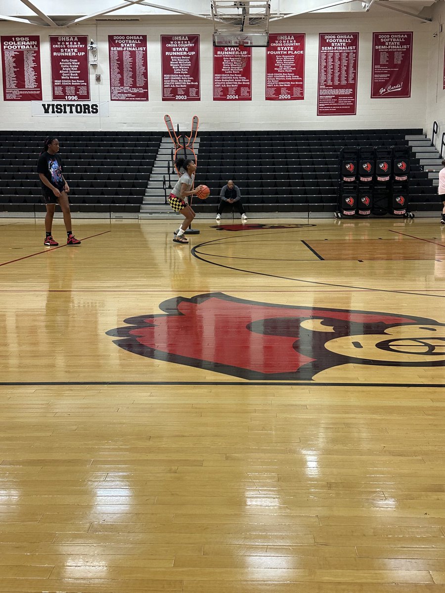 colerain_gbb's tweet photo. Baby birds getting the worm this morning! #futurecards #babybirds #alwaysworking https://t.co/36TpN6OGwH
