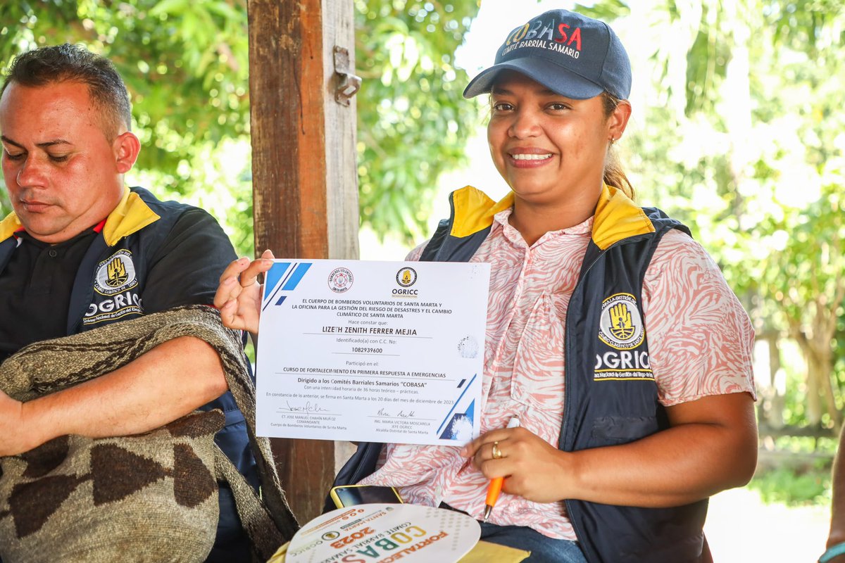 Entregamos certificados de primeros auxilios, gestión del riesgo, medio ambiente y cambio climático a los Comités barriales Samarios “Cobasa”

Con estos cursos, nuestros Cobasa tendrán las herramientas necesarias y específicas para actuar adecuadamente ante situaciones de