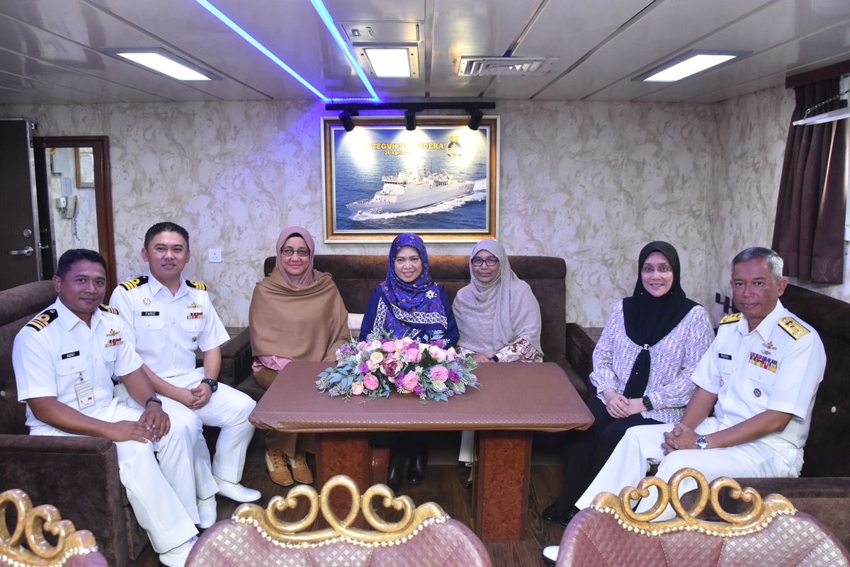 Lawatan oleh YBhg Puan Sri Dr Norinah binti Mustapha (Pengerusi Jemaah BAKAT Laut) bersama delegasi ke KD TEGUH SAMUDERA. Lawatan juga diiringi oleh Timbalan Panglima Armada Barat, Laksamana Pertama Fadhil bin Abdul Rahman.

#BAKAT-BersamaBerbakti
#TeguhBersatu
#272