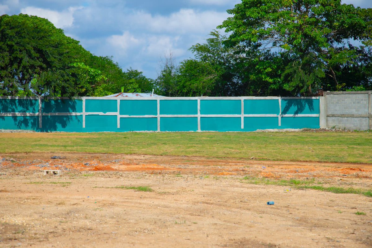 AlcaldiadeSDN's tweet photo. Avanzan a pasos firmes los trabajos de construcción de una calle y del play deportivo Jacagua, con cuya obra se maximizará el deporte en la zona ⚾️⚾️⚾️ https://t.co/OgHDPPgnYO