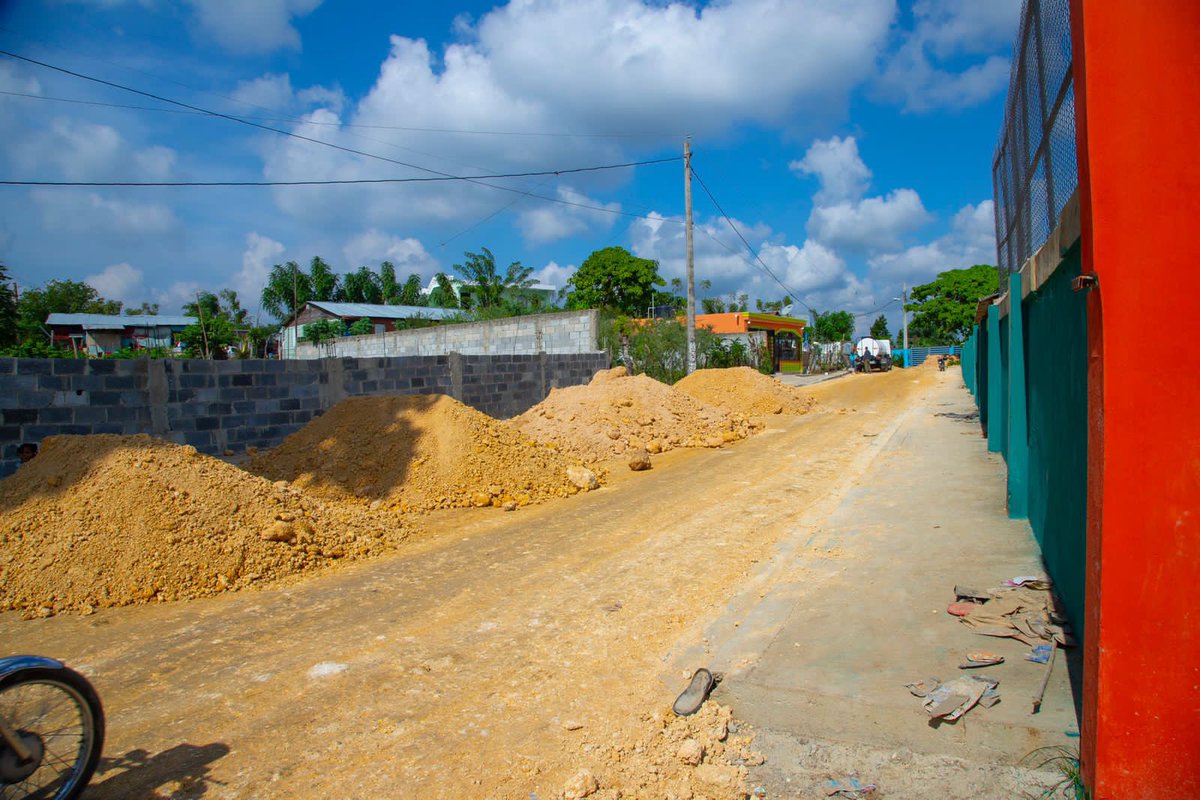 AlcaldiadeSDN's tweet photo. Avanzan a pasos firmes los trabajos de construcción de una calle y del play deportivo Jacagua, con cuya obra se maximizará el deporte en la zona ⚾️⚾️⚾️ https://t.co/OgHDPPgnYO