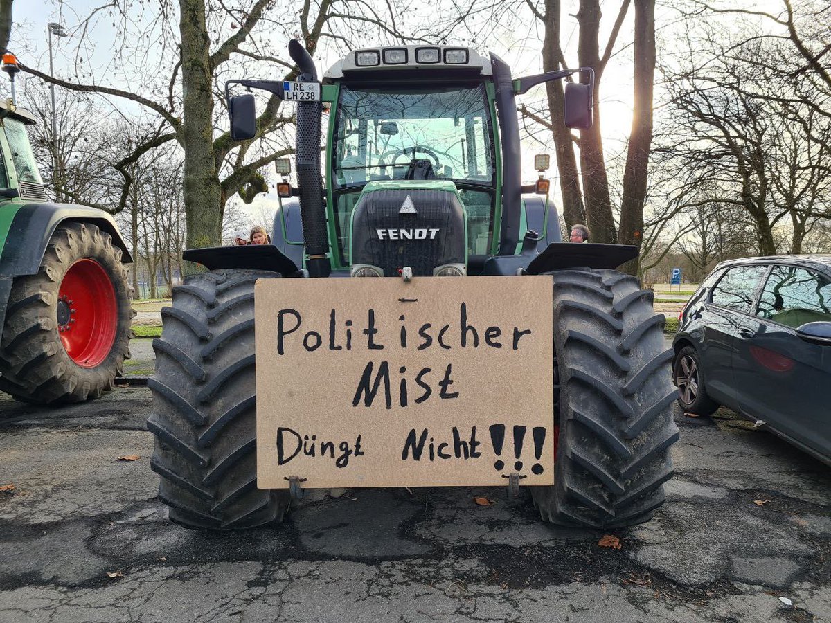 dessere88fenice's tweet image. 29 dicembre 2023  Dortmund 🫡🚜✨📣♟️

Qui le persone si conoscono già dalle manifestazioni Covid e gli agricoltori sono uniti con loro.

Insieme si fa squadra.

Manifestazione per raccolta adesioni partenza per Berlino
