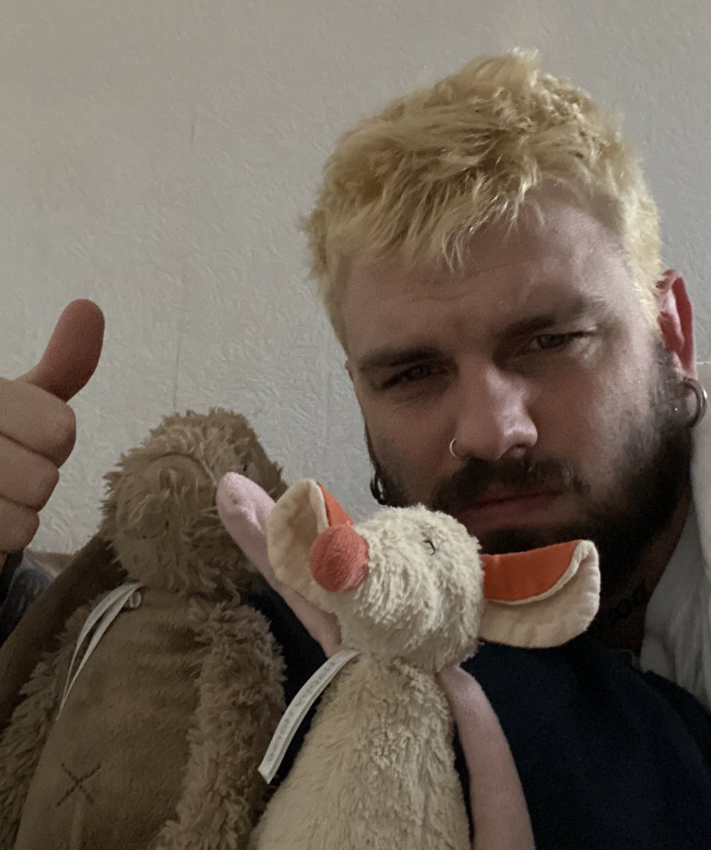 Разбирал продукты для новогоднего стола с друзьями. Словил мерзкое чувство, что превращаюсь в своих родителей с этими ебаными новогодними посиделками. Стало противно. 

В целом не люблю эти празднования типа нового года, да и дней рождения тоже. Каждый раз натягиваю тупую улыбку.