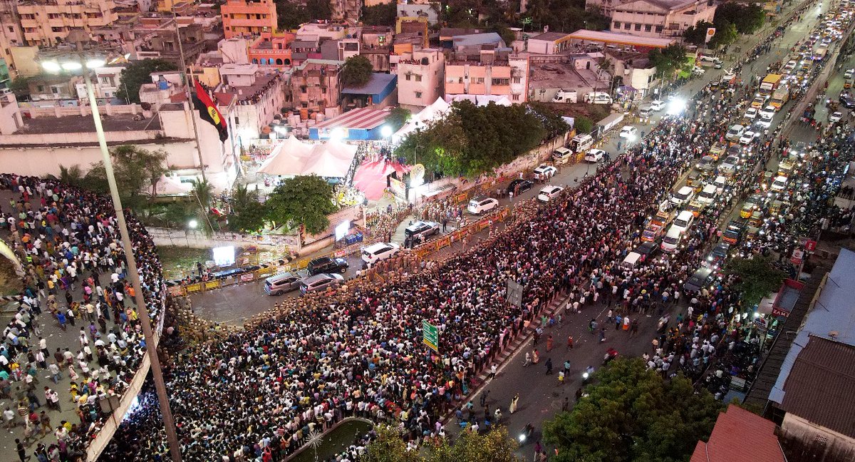 #VijayakanthFuneral  procession in Chennai on Friday. Photo by R Ramesh Shankar

READ: timesofindia.indiatimes.com/city/chennai/v…