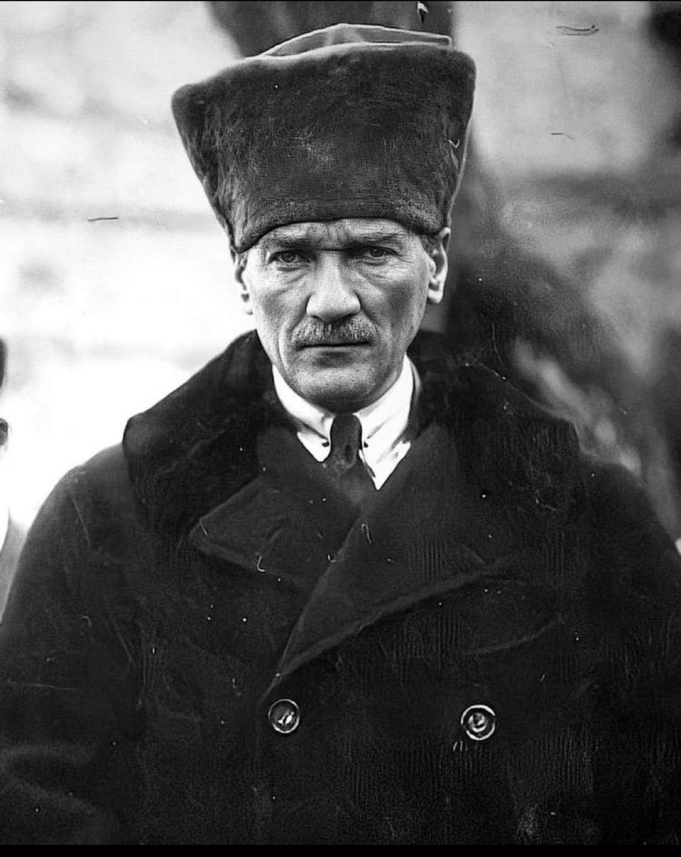 Isınmaya Atatürk tişörtleri ile çıkılmasına izin verilmezse iki takım da sahaya çıkmayacak. #GSvFB iptal