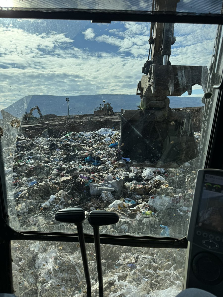 derekswartz4's tweet photo. Work and listing to some good racing! #landfill #heavyequipment #tweetyourseat @FloRacing https://t.co/qZiAGSlMGD