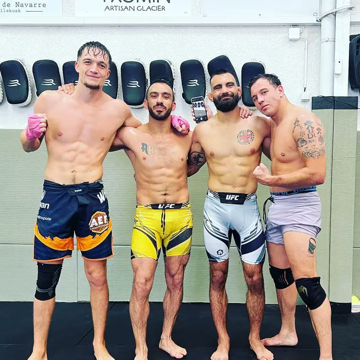 BlundiPerez's tweet photo. AEF : GEOFFRAY ELIOT DANS L'OCTOGONE
L'#AEF est déjà de retour à #Rennes, le #13Janvier salle #ColetteBesson où 2500 fans de #MMA sont attendus 👍
Le grand @eliot_g7 🇲🇫💪, à g. 📸 @AEFchampionship, fidèle de l'événement créé par #WillySirope 🥋, sera de la carte 💥
#AEF5 https://t.co/naQNFCaBwp