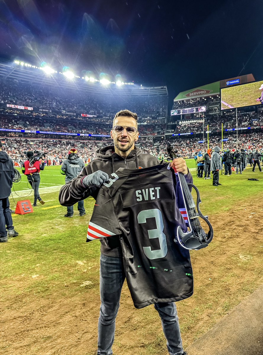 Playing #Halftime for the <a href="/Browns/">Cleveland Browns</a> was incredible!
And a win on top of that, was the cherry on top of the cake 🏈🎻