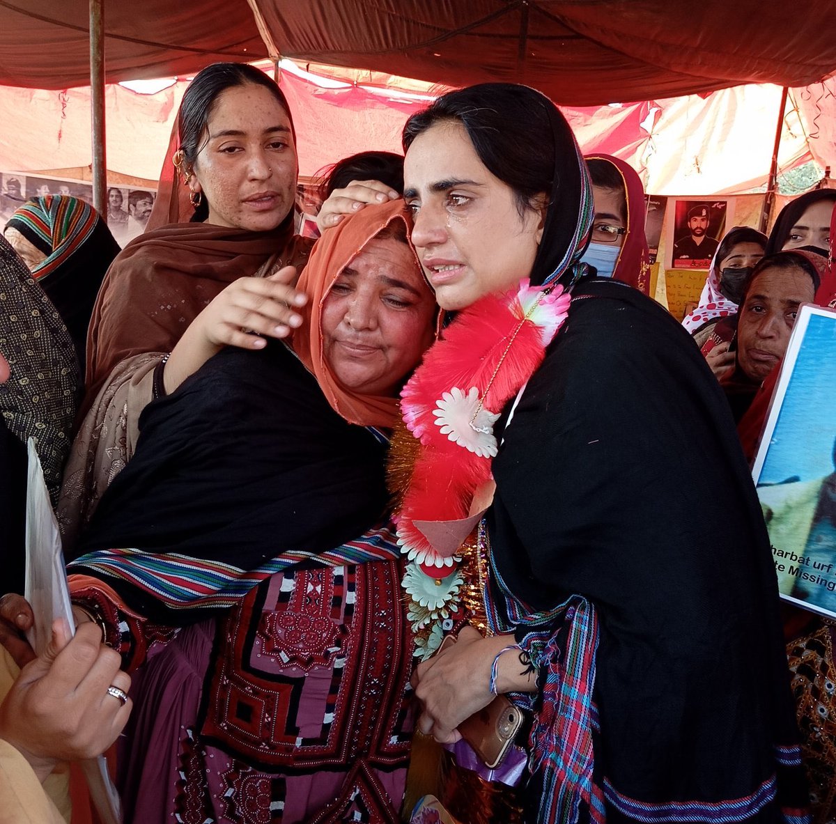 بلوچستان درد بھری، خون آلود اور رنجیدہ کہانیوں کو جنم دینے والی سرزمین ہے، جہاں روز زندہ کردار مسخ شدہ لاشوں کی صورت میں ملتے ہیں

کہانیاں یکساں ہیں لیکن کردار مختلف ہیں۔جبر ؤ تشدد نے انہیں یکجاہ کیا اور مزاحمت کا راستہ منتخب کرکے انہوں نے سینکڑوں خاندانوں کی امید کو زندہ رکھا ہے