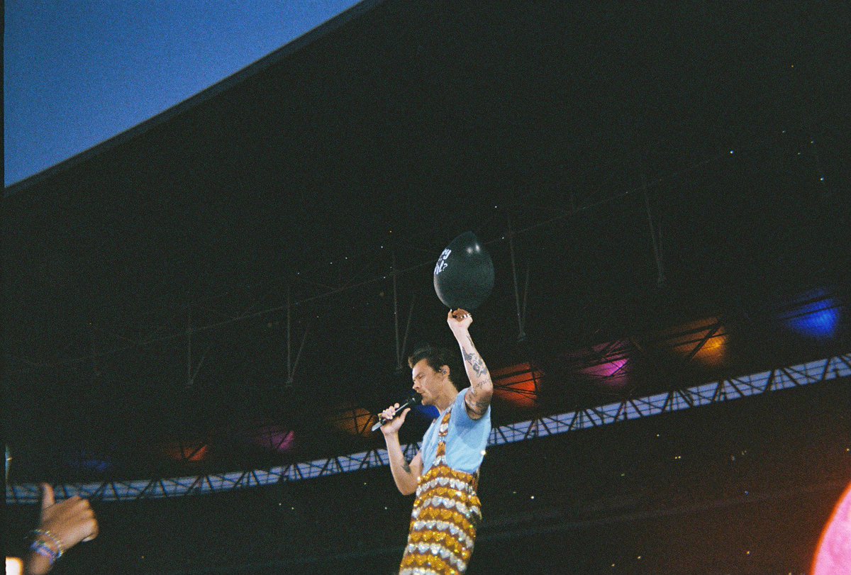 hesfilmbot's tweet photo. harry doing a gender reveal for a fan 🥹 Wembley n2, 2023. https://t.co/8W8iKouFhH