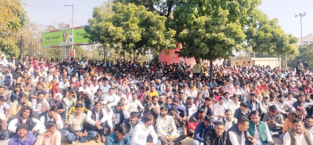 PinkiPoonia14's tweet photo. युवा को मत करो बेरोजगार
सुनो हम युवा मित्रो की पुकार
@narendramodi @BhajanlalBjp @RajCMO @BJP4Rajasthan @8PMnoCM @1stIndiaNews 
@zeerajasthan_ @News18Rajasthan
#RYM_की_सुनो_पुकार
#RYM_को_बहाल_करों https://t.co/D4xGvCQDrr