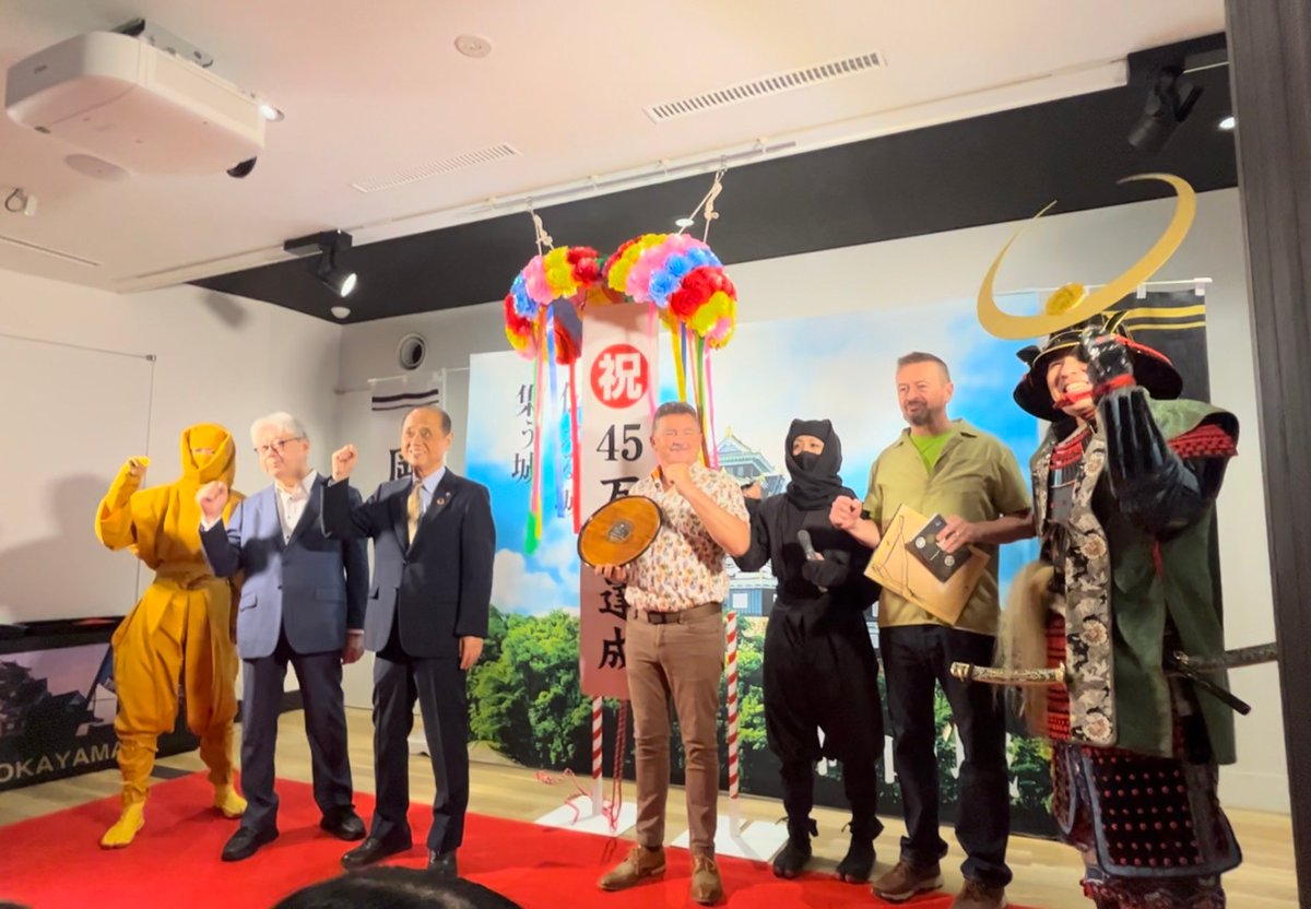okayamabushotai's tweet photo. ★令和5年の出陣録其の十三★
【岡山城入場者45万人達成セレモニー】

リニューアルから約1年。史上最速の速さで年間の入場者が45万人を越えた岡山城。
岡山市の記念セレモニーに宇喜多秀家も参加しました♪

#岡山県 #岡山城 #宇喜多 #武将隊 #japan #okayamacastle https://t.co/bZVQNeAUsy