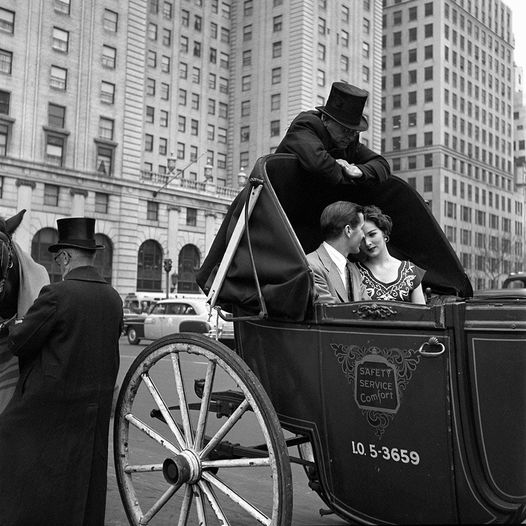 slobodan_ukic's tweet photo. Vivian Maier
American, 1926–2009
Untitled (Carriage Ride), 1953
Central Park, New York 📷
#VivianMaier #PhotographyIcon #StreetPhotography #ArtPhotography https://t.co/A8QUwnt4qZ