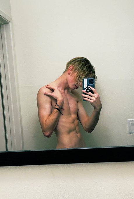 Retweet if you like this throwback photo https://t.co/WrVYkG3mOy