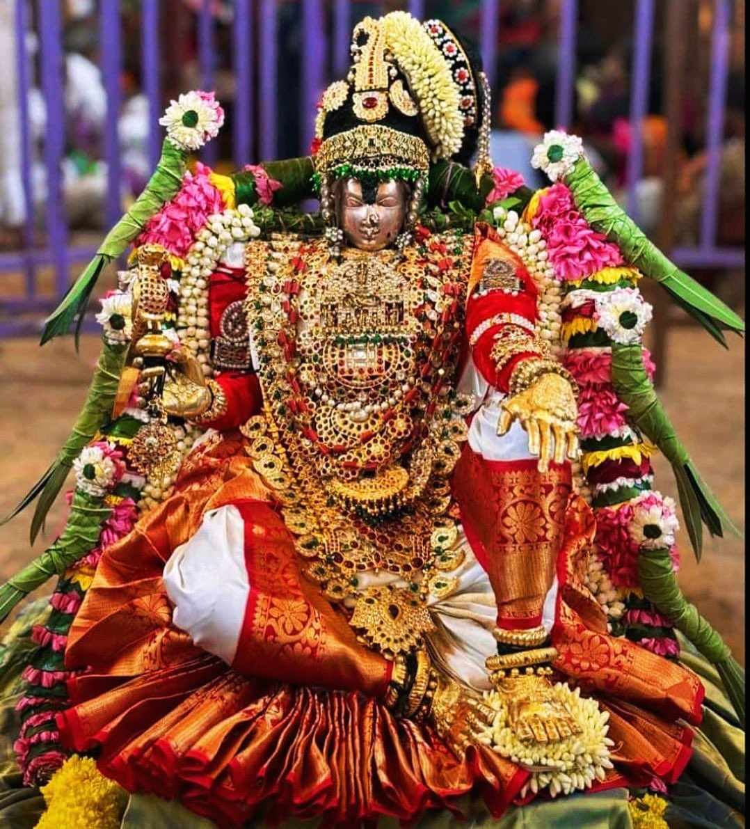 Balaji_srgm's tweet photo. Srirangam Rapathu day-7

Parankusa Nayaki (Nammazhwar) for “கங்குலும் பகலும்” pasuram 

Perumal comes forward in Archaka hands looking at Azhwar🙏 https://t.co/X1icA7ApnL
