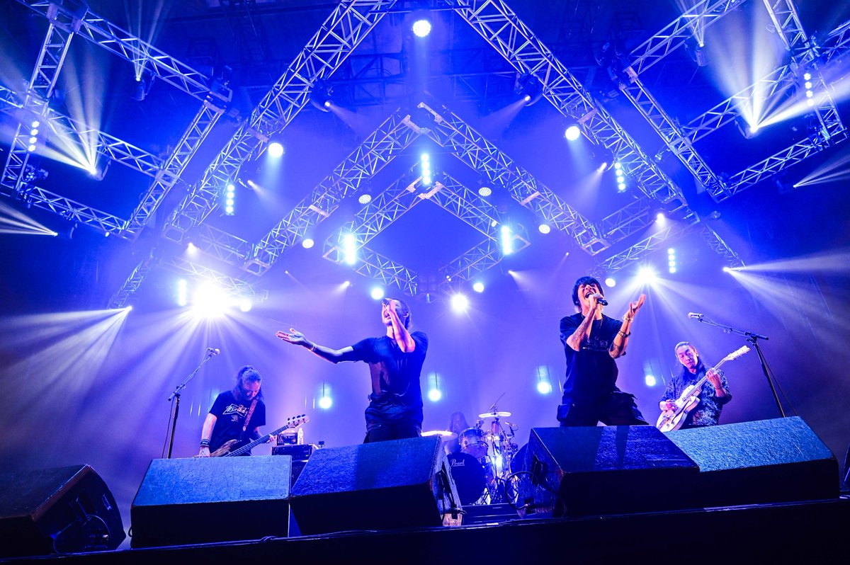 FM802RADIOCRAZY's tweet photo. ELLEGARDEN 細美武士もBRAHMANのステージに登場！

photo by ハヤシマコ https://t.co/2n9Rs9Y6g9